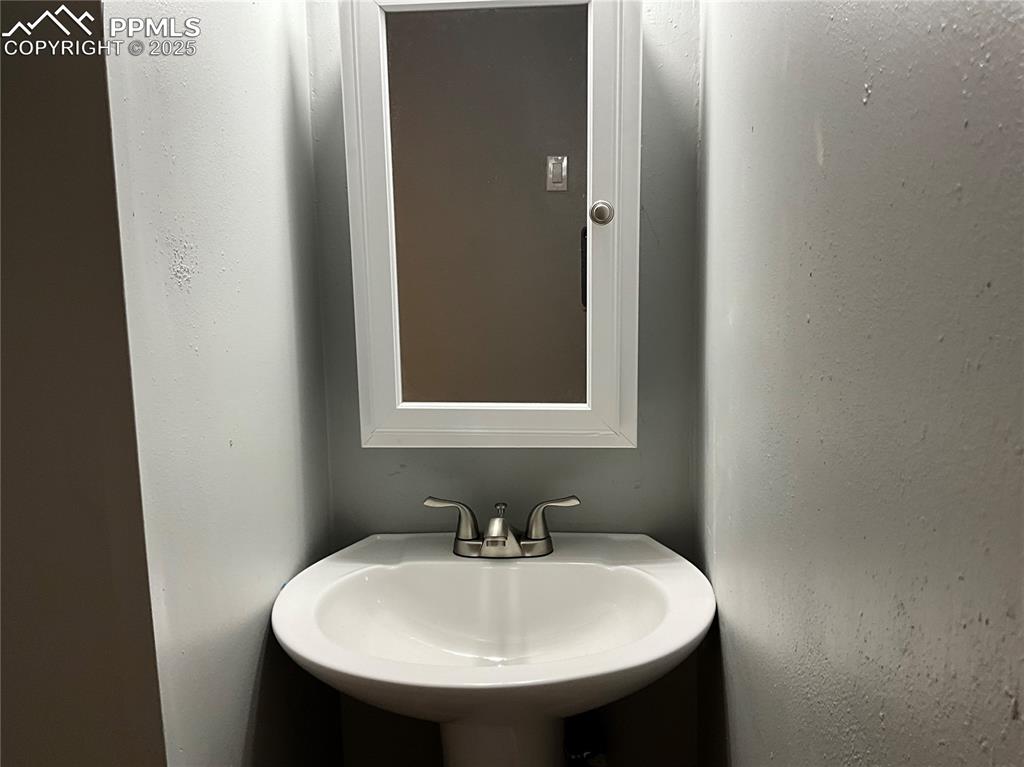 Bathroom with a textured wall