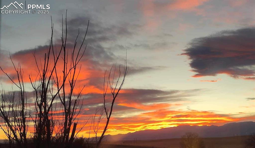 Stunning evening skies and colorful sunsets.