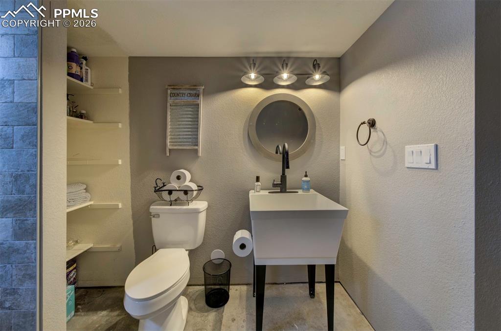 Bathroom with a textured wall