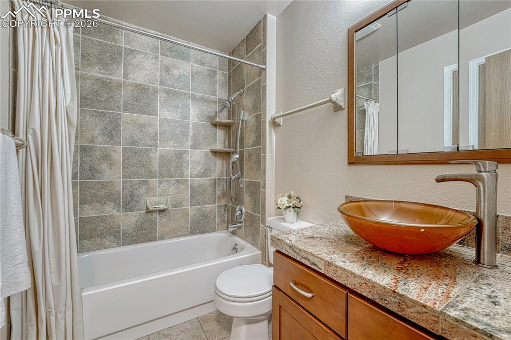 Full bath with access from hallway and primary bedroom