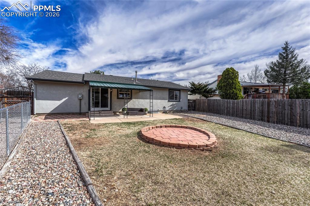 Fire pit area great for entertaining