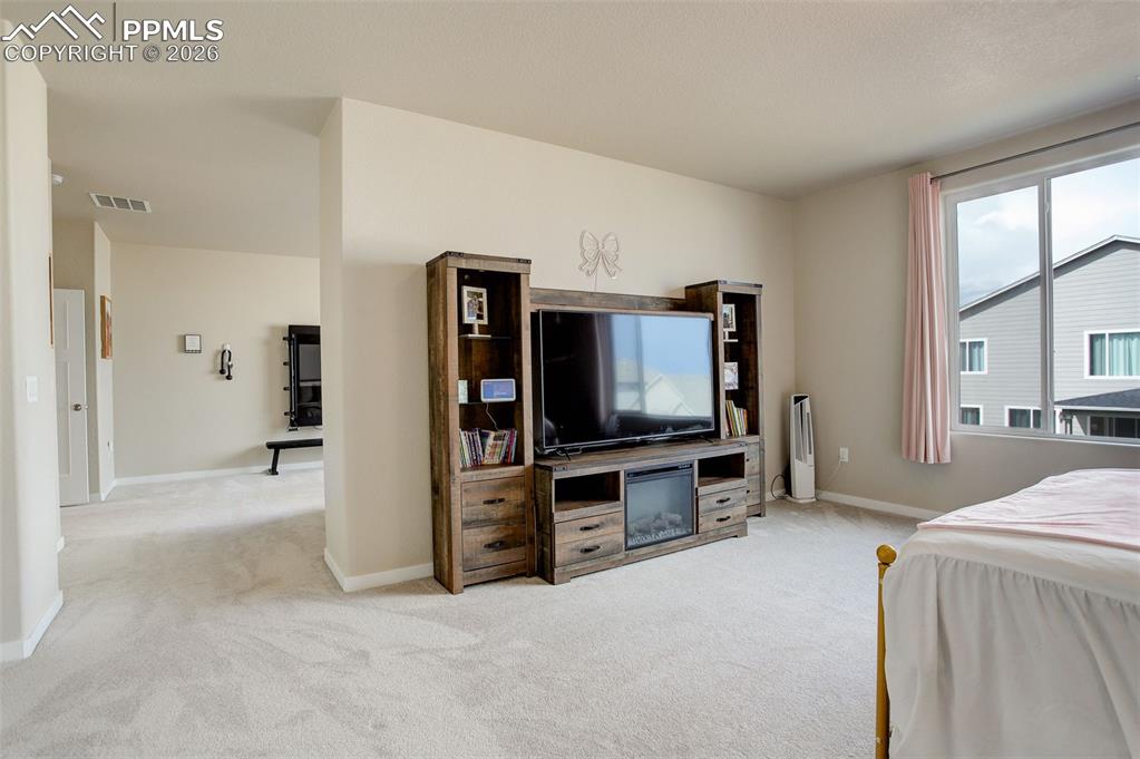 The upper-level primary ensuite is a true retreat; this spa-inspired ensuite bath with a classic claw-foot soaking tub, a luxurious dual-entry shower with double shower heads, and separate vanities, creating a serene and indulgent escape.