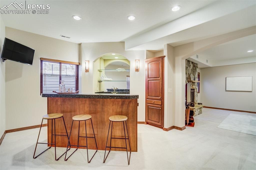 Bar area- perfect spot for hosting family & friends. 