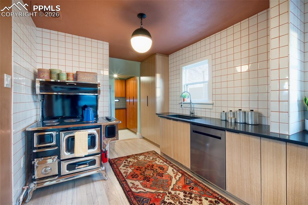 Kitchen with retro stove and custom built white oak cabinets, mahagony in the butler's pantry visible in the background