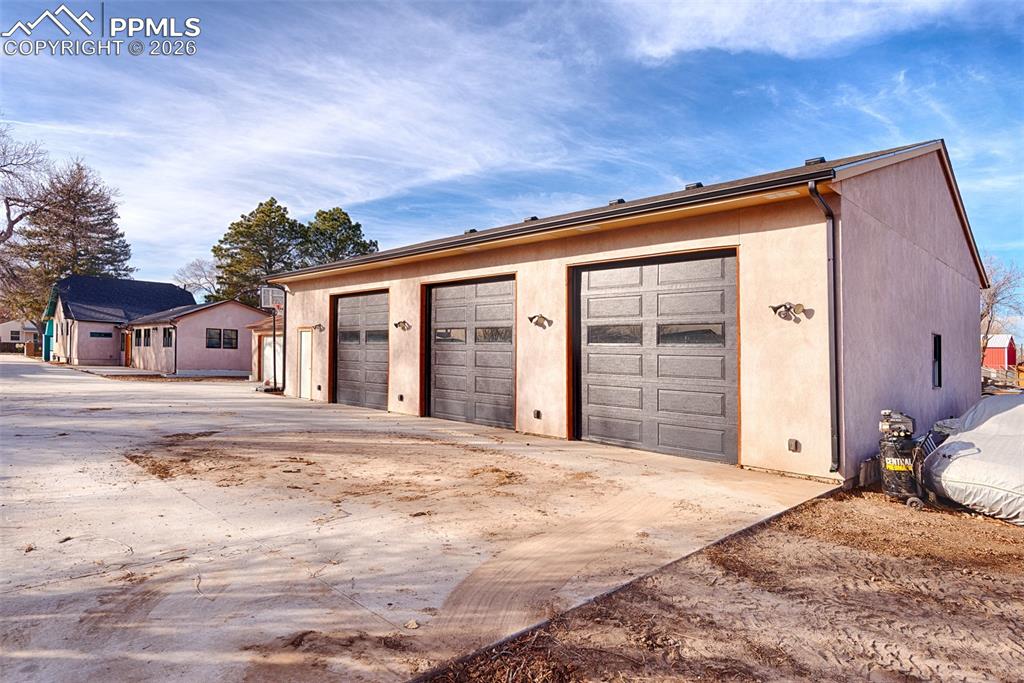 Oversized garage and workshop for 6 cars or 3 RVs, car lift included!