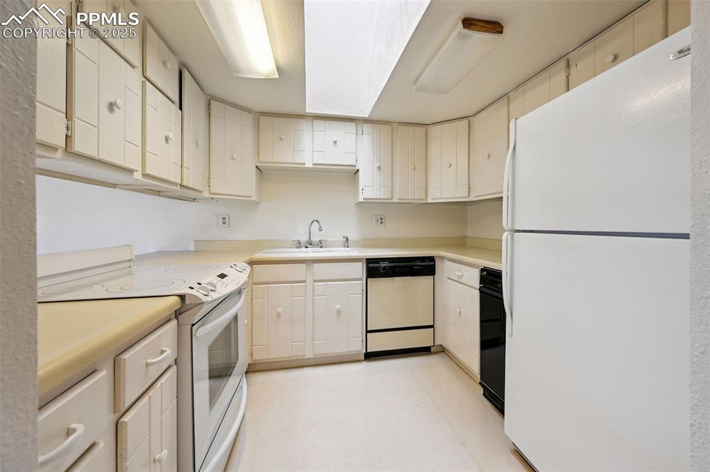 The kitchen also includes a refrigerator, trash compactor, and skylight.