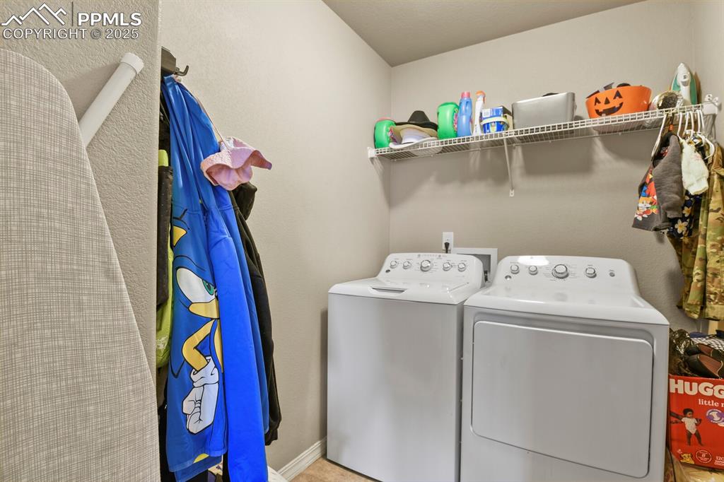 Washroom with independent washer and dryer