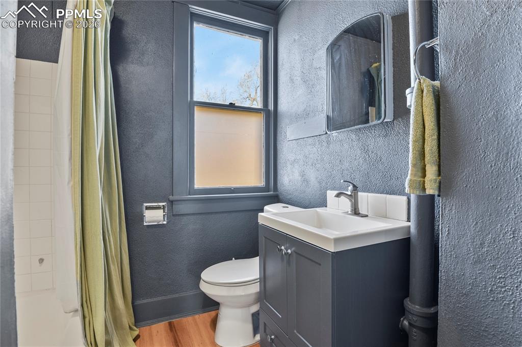 Upper level full bath tastefully refreshed