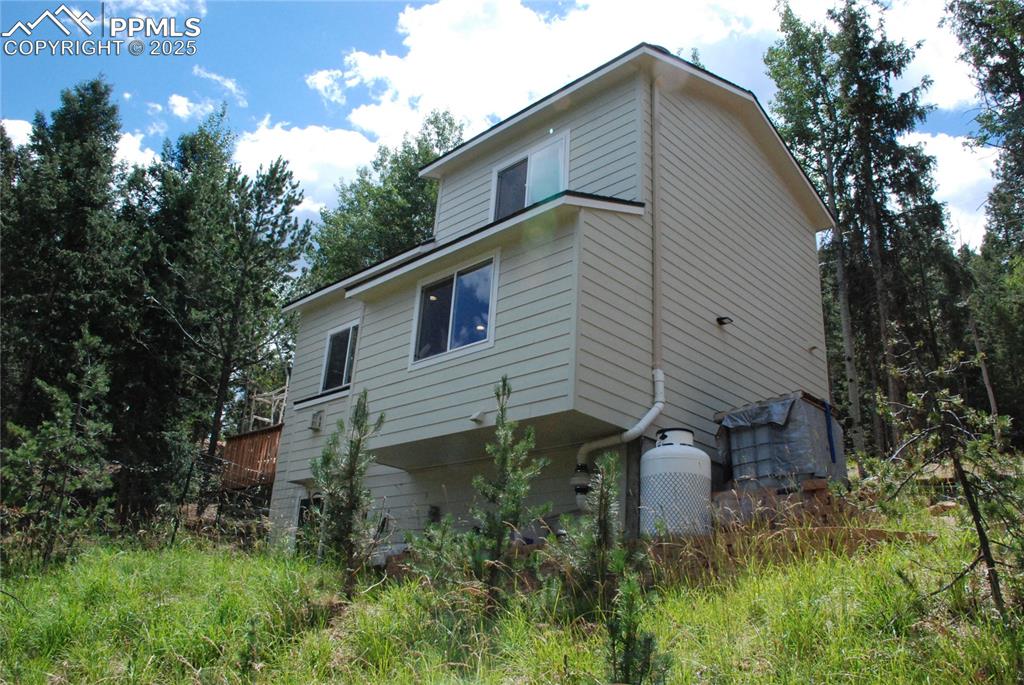 Hillside home featuring 2x6 wall construction, vinyl Low-E windows, and fire/rot resistant Hardi-plank siding.