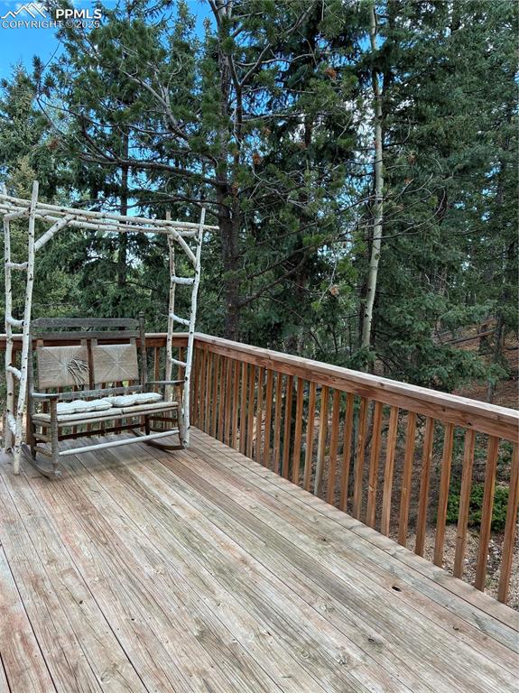 Relax and take in the mountain air on the balcony.
