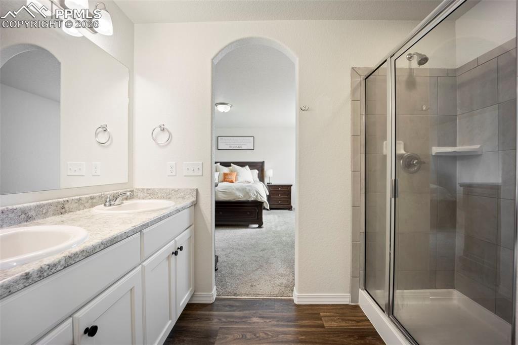 Large master bathroom w/walk-in oversized shower