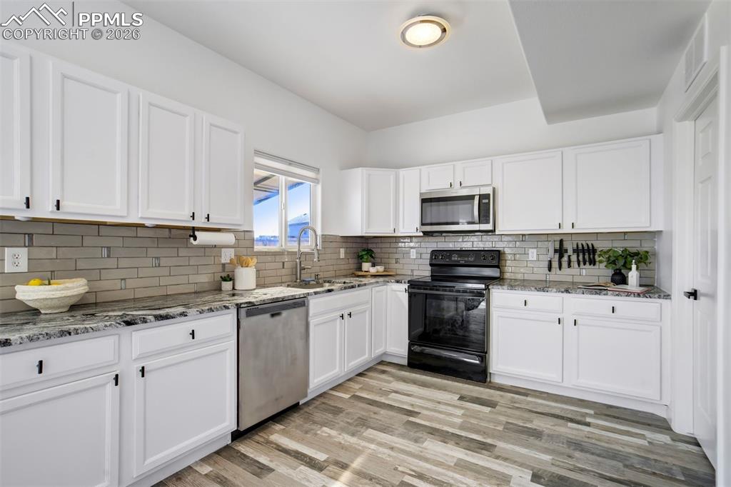 Whether you’re a chef, a takeout enthusiast, or somewhere in between, this kitchen is ready.