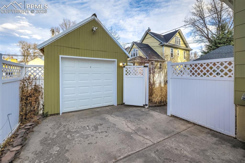 Detached garage
