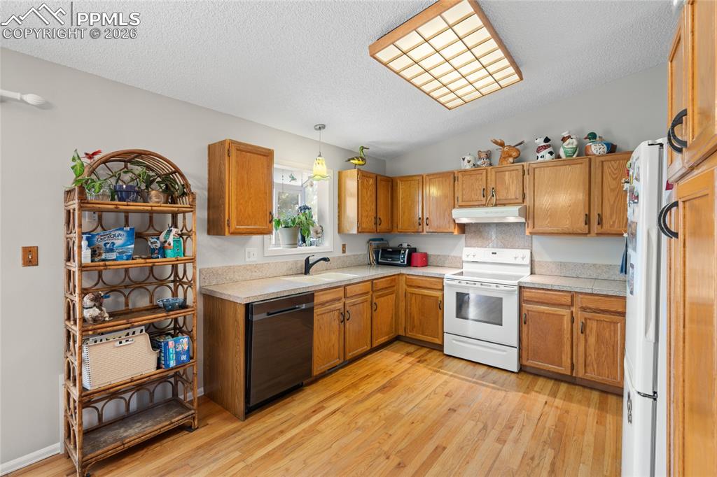 Gleaming oak hardwood floors and flat panel oak cabinets. Newer dishwasher.