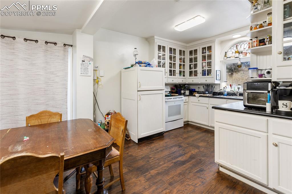 The dining area overlooking the kitchen!