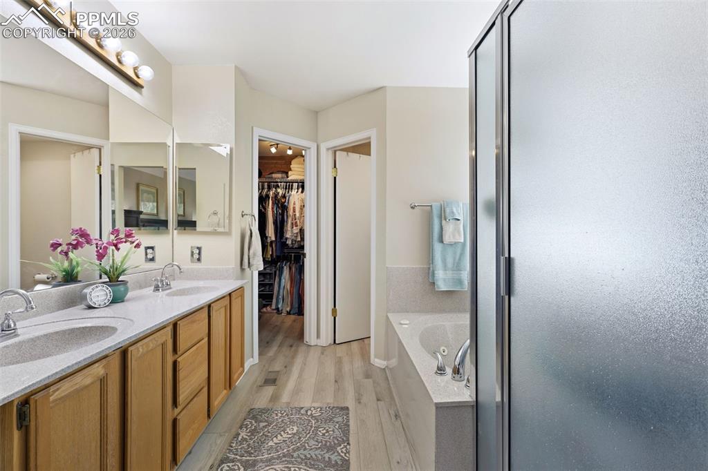 Primary ensuite 5-piece bath and walk-in closet