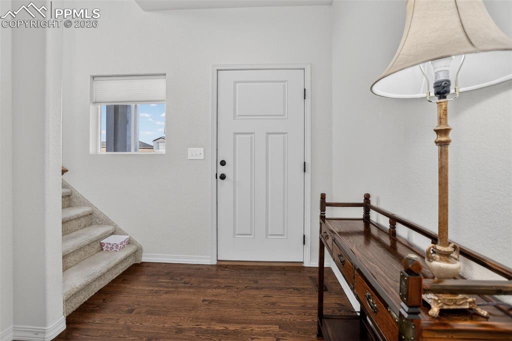 Foyer hardwood welcomes you