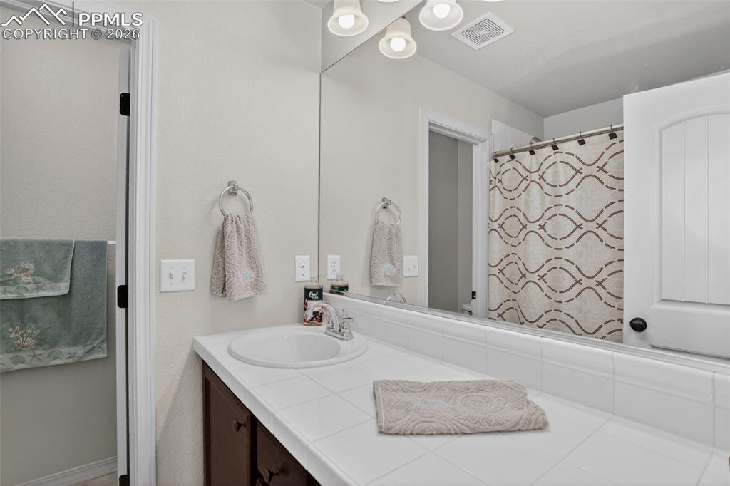 Upper level hall full bathroom