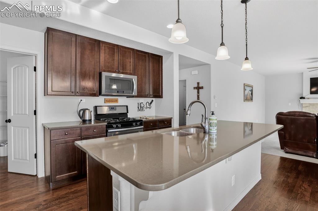 Kitchen offers gas range/oven