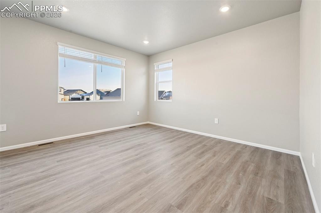 Unstaged living room with beautiful LVP flooring 