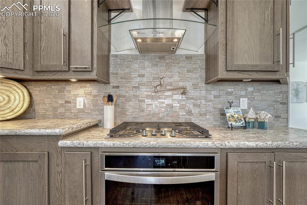 Built-in oven under the gas cooktop along with a pot filler for added convenience

