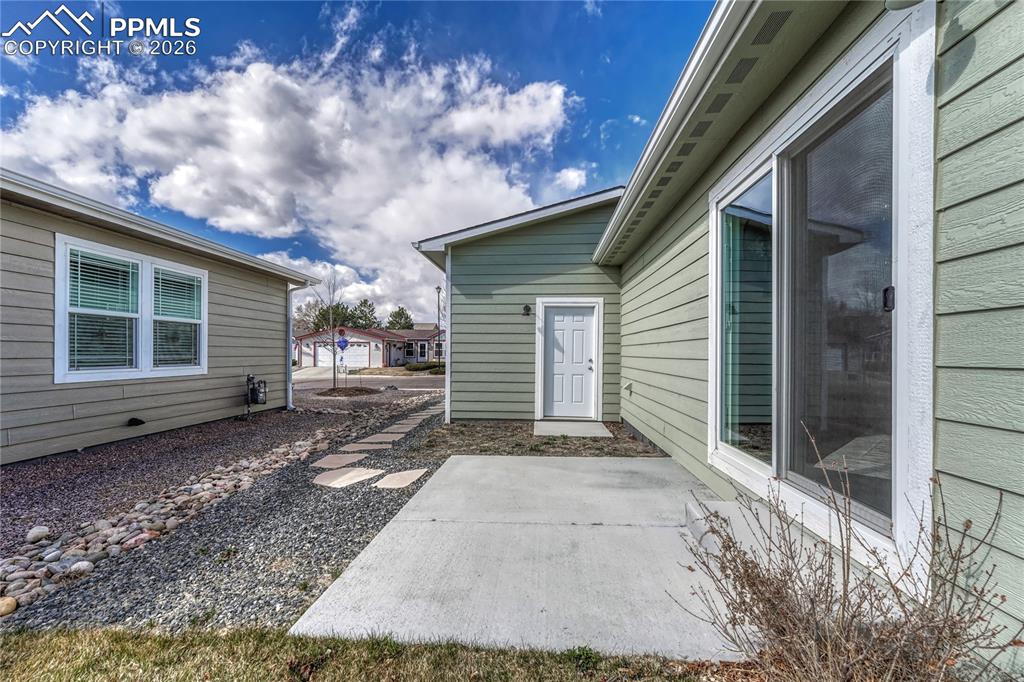 Simple single level living in a well-known community that has its own amenities
