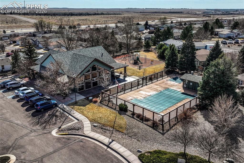 The community center, outdoor pool and park, walking distance to the North
