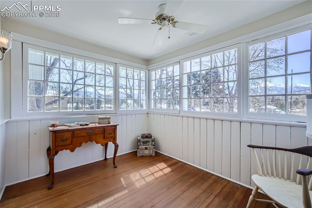 Sunroom / solarium with ceiling fan