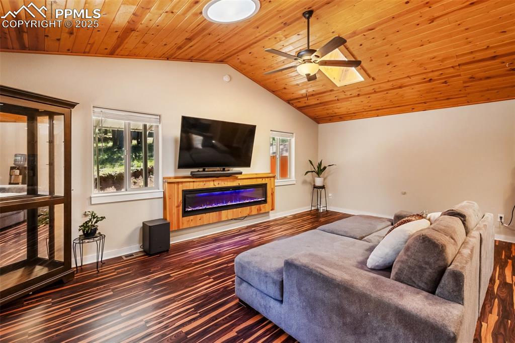 Knotty pine tongue and groove ceilings, and laminate flooring