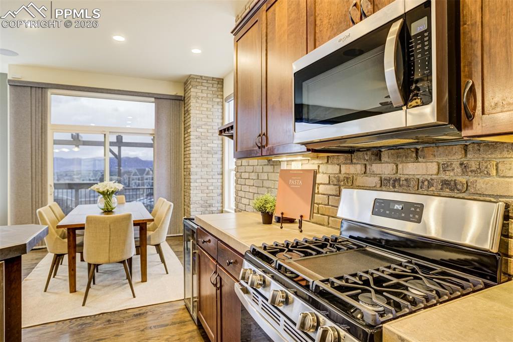 Enjoy cooking from the gas range with beautiful stone backsplash