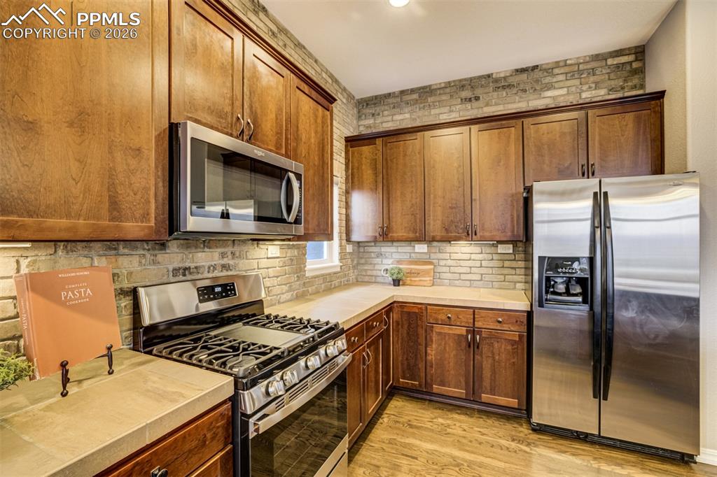 Dark and light accents make the stainless steel appliances shine!