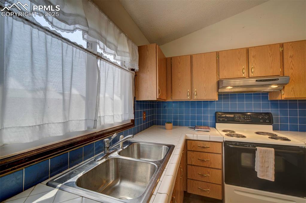 Double stainless steel kitchen sink.