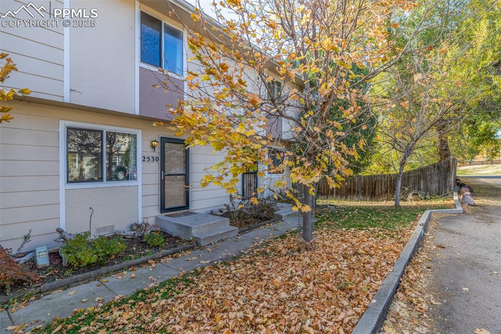 2530 Knob Hill Court photo 2