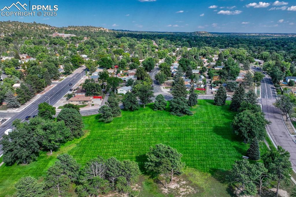 Audubon Park and Palmer Park are nearby