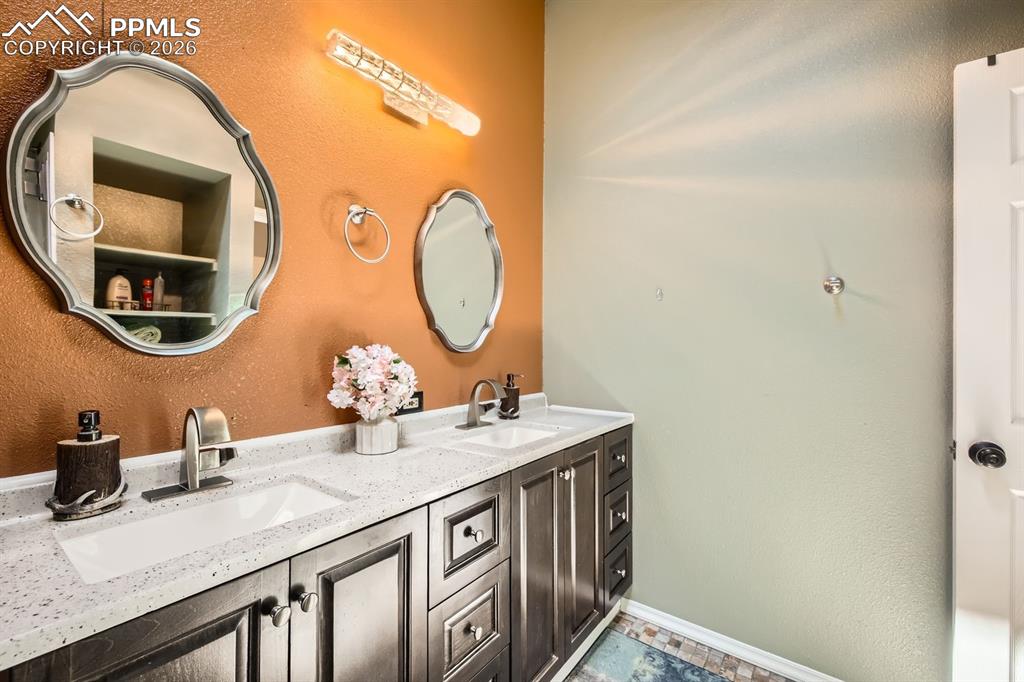 Upstairs bathroom with en suite access to primary