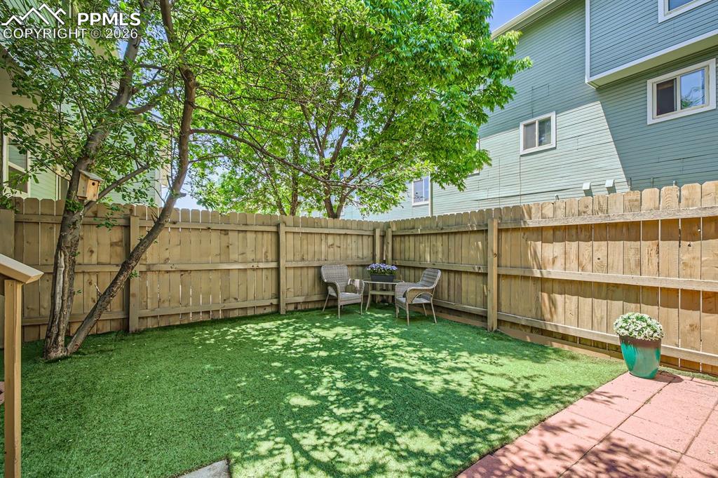 Sweet, tidy yard with turf