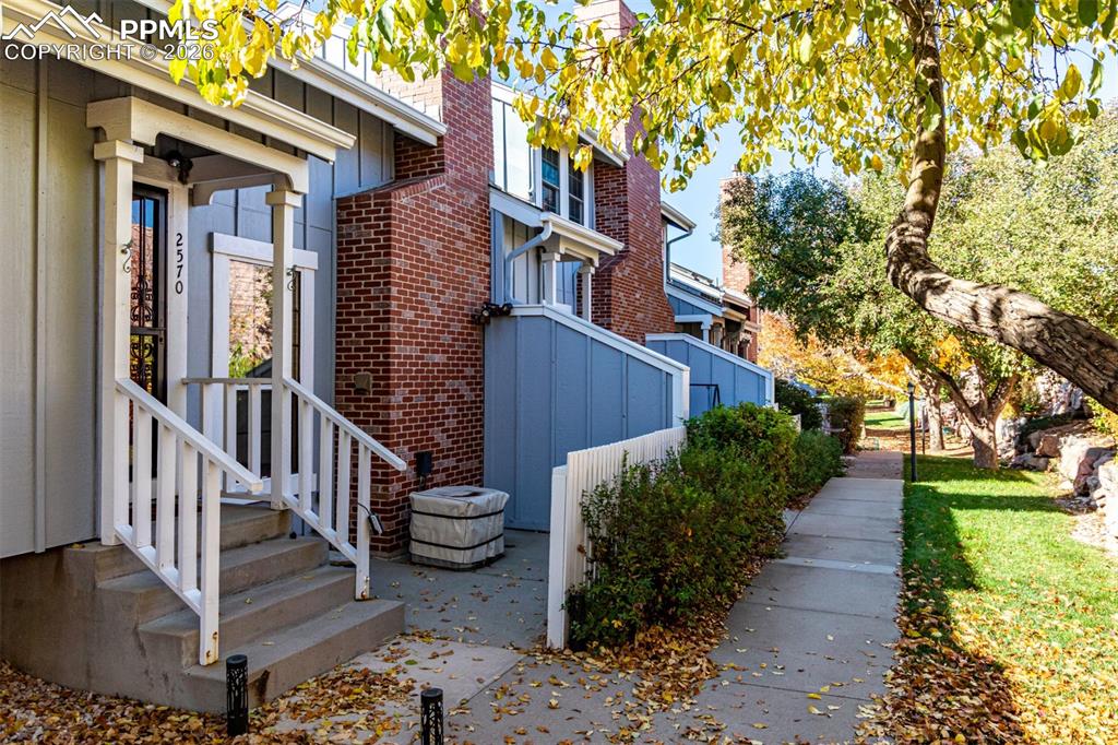 2570 Hatch Circle photo 2