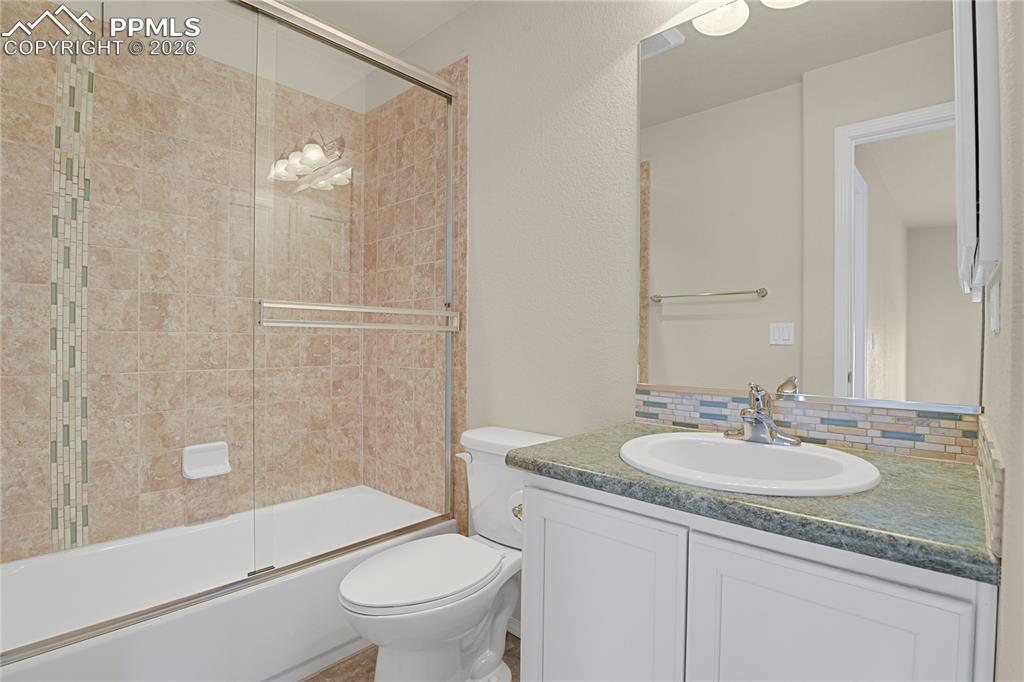 Upper level hall bath