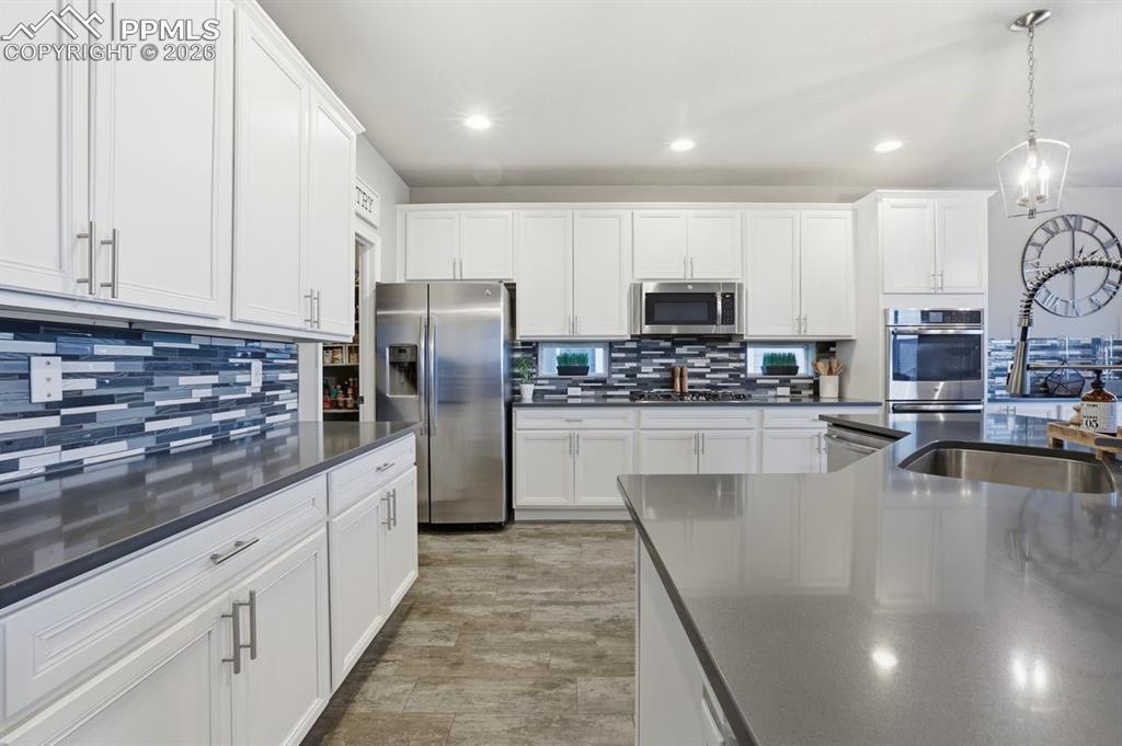 lots of cabinet and countertop space