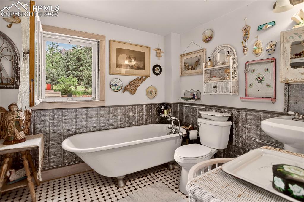 Full bath - upper level w/ clawfoot tub