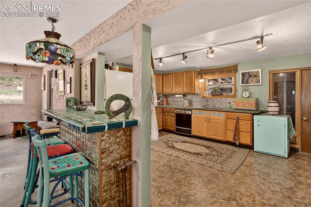 Apartment kitchen w/ breakfast bar