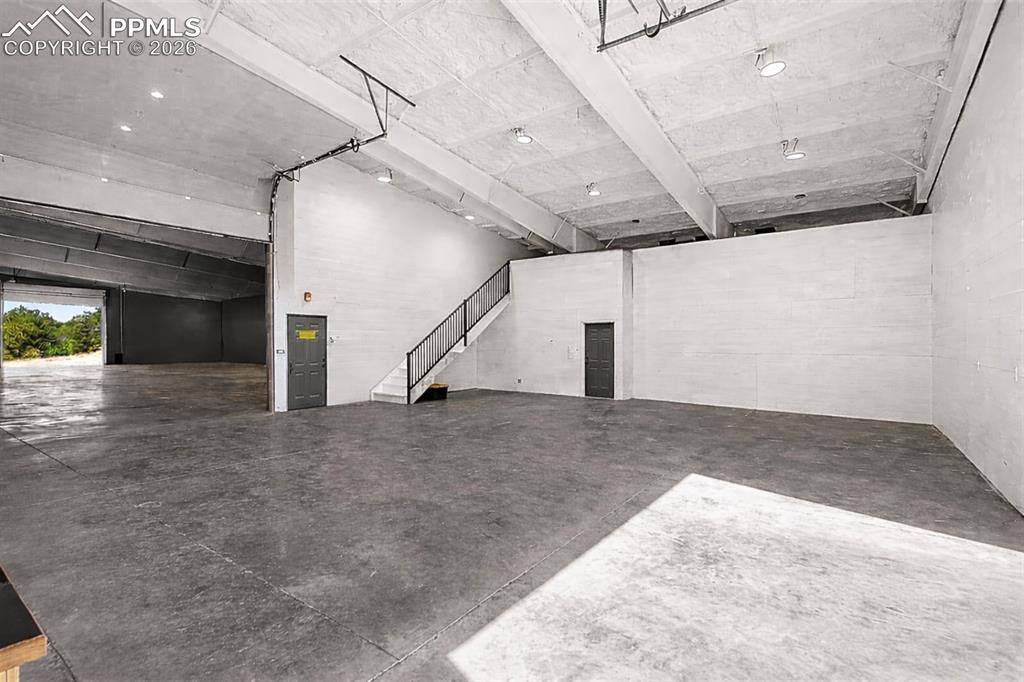 2nd garage/ warehouse or workshop with storage loft