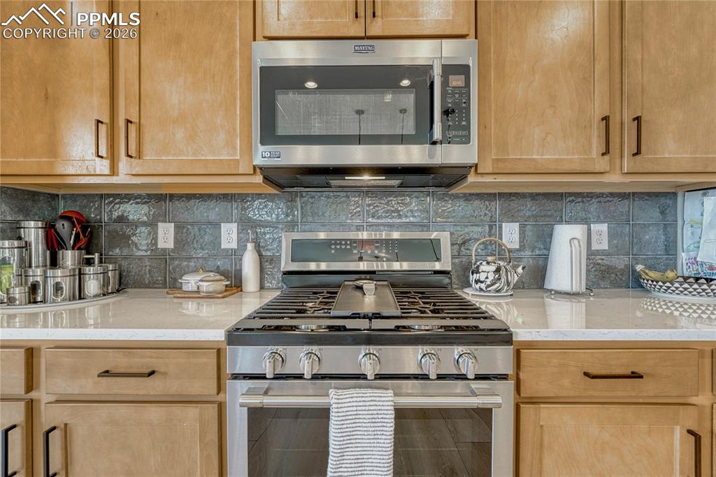 Gas range with built in griddle