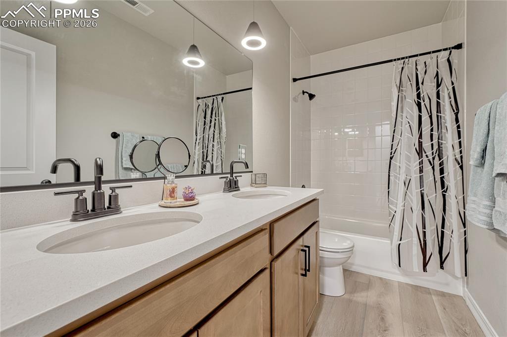 Basement level full bath between the two basement bedrooms.