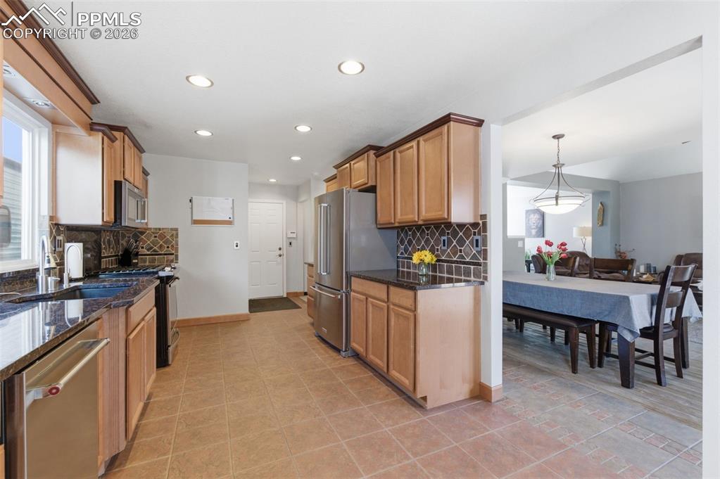 Convenient yet discrete access to the garage through the kitchen