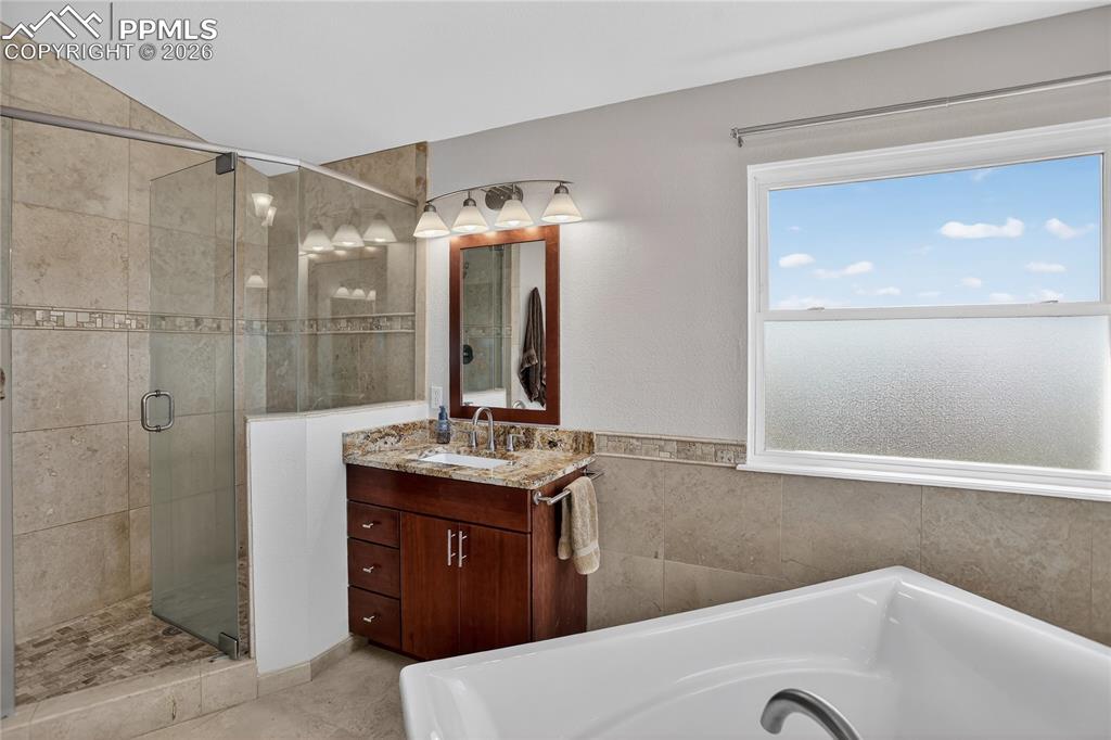 Dual vanities, walk-in shower, & soaking tub