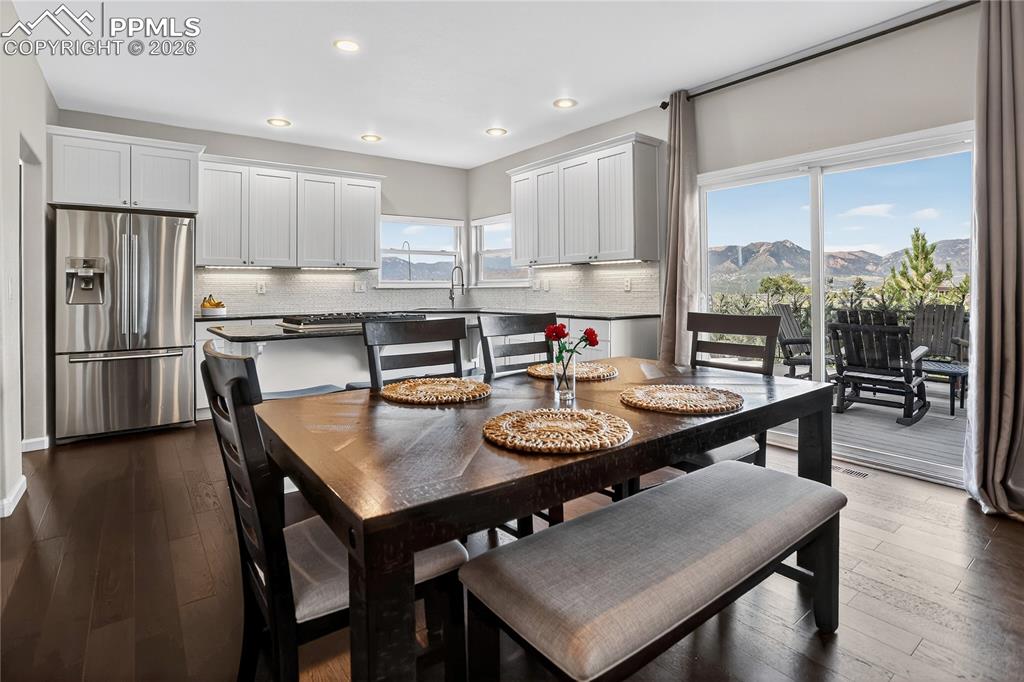 Eat-in dining & deck access