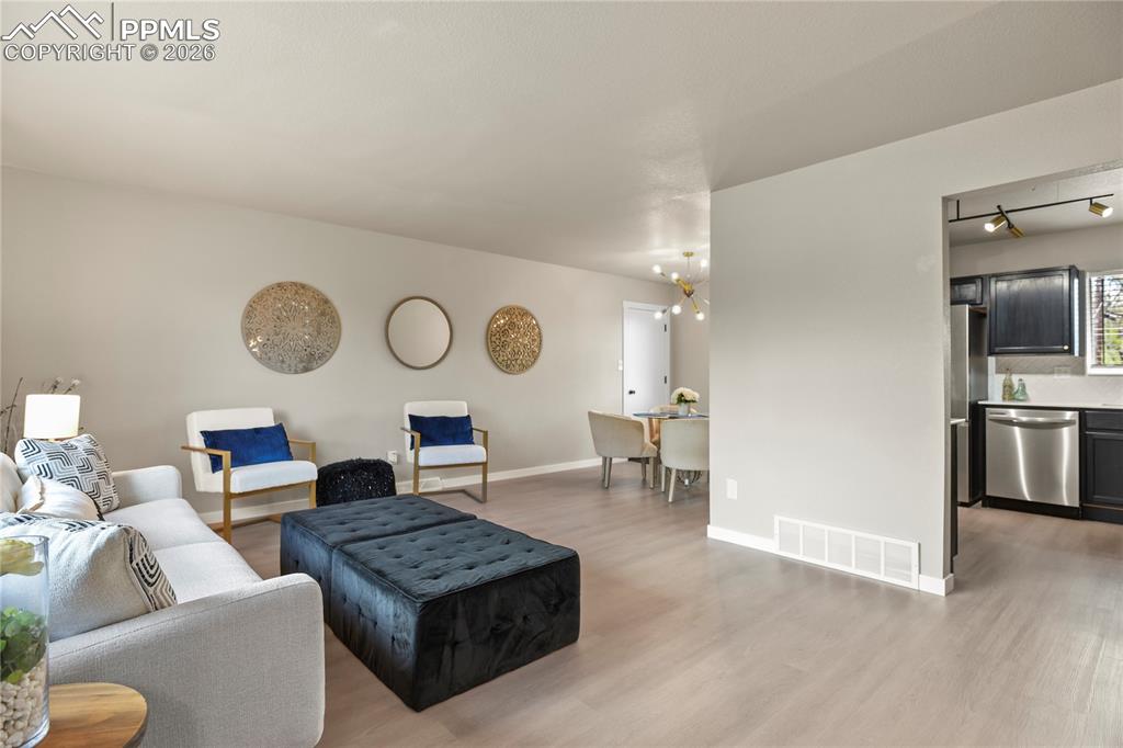 921 Holmes Drive photo 2