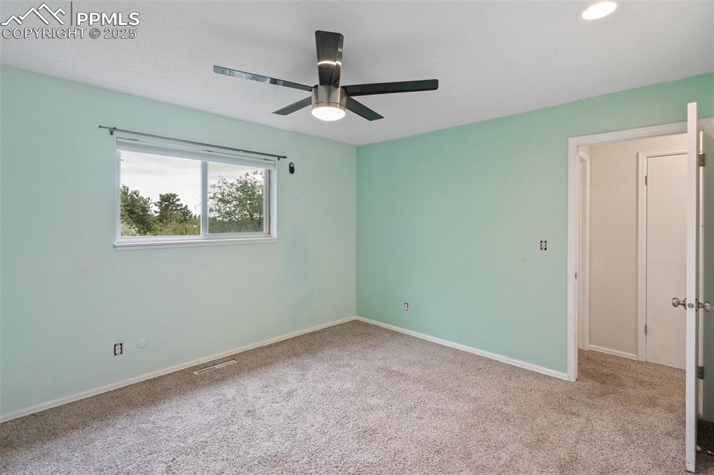 Primary bedroom featuring light carpet, a closet, a ceiling fan, a connected bathroom, and recessed lighting