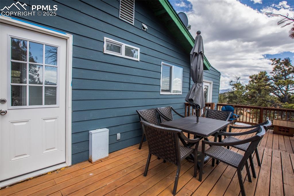 Deck with outdoor dining space